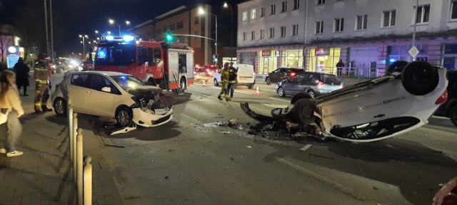 Poważny wypadek w Gdańsku. Na ulicy Kołobrzeskiej zderzyły się ze sobą dwa samochody osobowe. Dwie kobiety zostały ranne