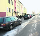 Bój o parkingi na ulicy Młodzieżowej. Mieszkańcy chcą zakazu dla młodzieży parkującej pod blokami