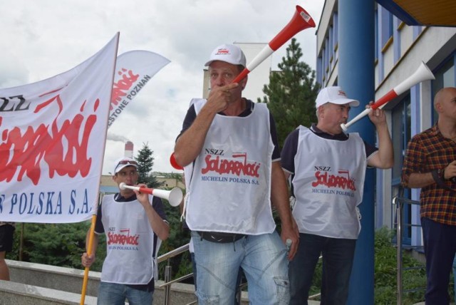 Pikieta przed siedzibą GGrupy Azoty. Za zwolnienie pracownika

Nie kończą się protesty związków zawodowych w Zakładach Azotowych Puławy. Najpierw działacze ogłosili powołanie komitetu strajkowego, później zwołali referendum, a w środę pod siedzibą dyrekcji przeprowadzili pikietę w obronie zwolnionego pracownika.