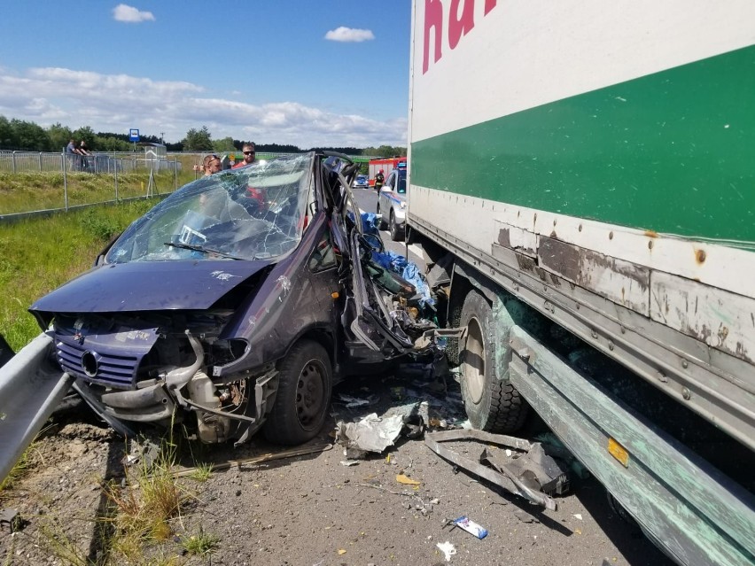 Zderzenie ciężarówki z samochodem osobowym. Auto rozbite na miazgę, ranny... pies [ZDJĘCIA]