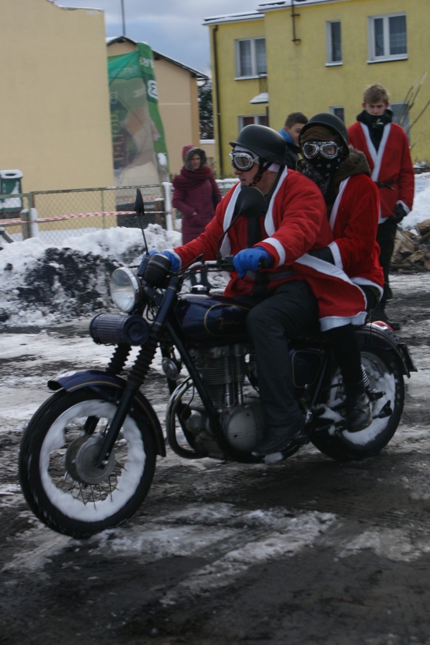 Dziesiątki Mikołajów zjechało do Karsina. Było ognisko i słodycze dla dzieci