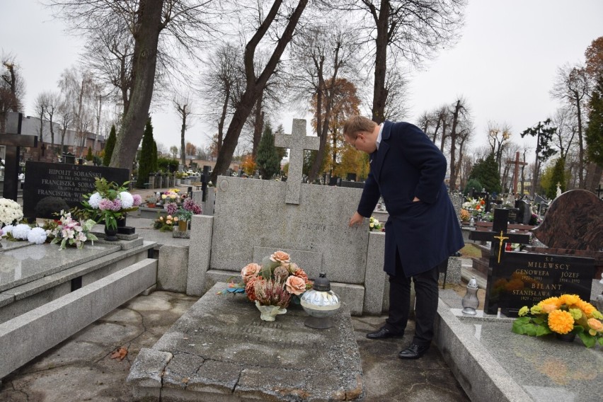 Zapomniany pomnik na starym cmentarzu w Zduńskiej Woli do renowacji. To grób Edwarda Ejchblata