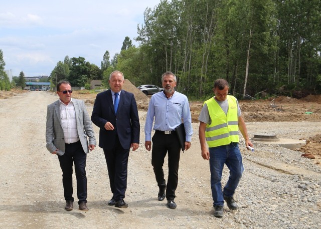 W Ostrowcu Świętokrzyskim budują nowe drogi. W mieście powstają nowe tereny inwestycyjne.