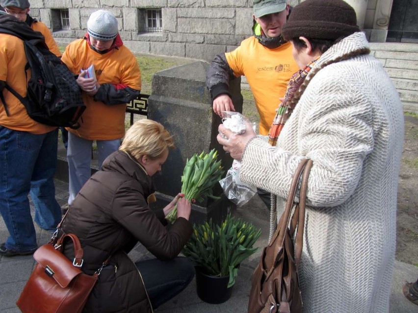 Dzień Kobiet w Poznaniu - Wolontariusze Stowarzyszenia "Na...