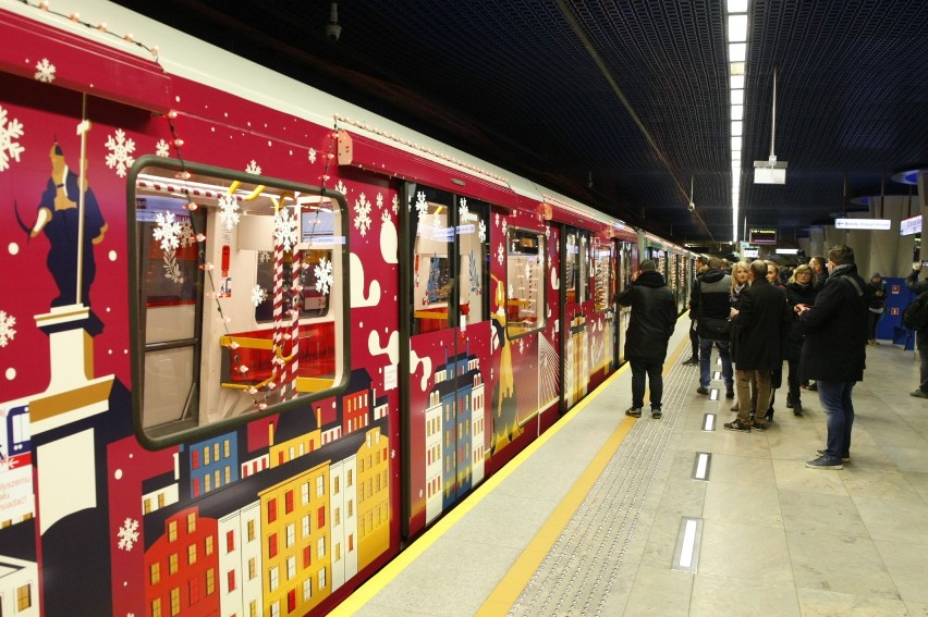 Świąteczne metro w Warszawie. Na trasę wyjechały niezwykłe, kolorowe pociągi. Zobaczcie, jak wyglądają [ZDJĘCIA] 