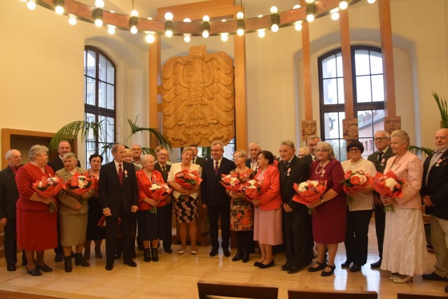 Medale otrzymało dwanaście par małżeńskich, które przeżyły ze sobą pół wieku.