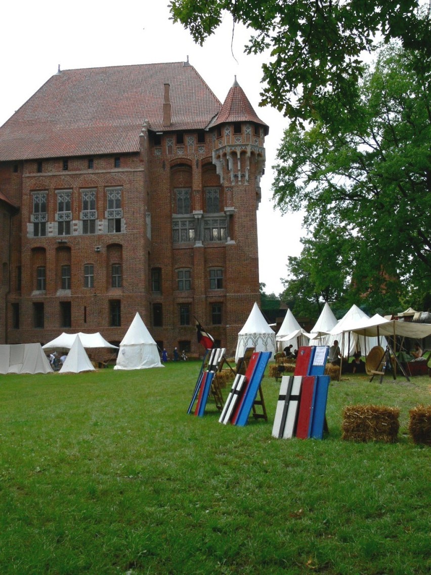 Obóz rycerski koło malborskiego zamku