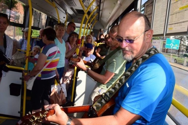 Pasażerom przygrywać będzie podobnie jak przed rokiem duet Bluesferajna.