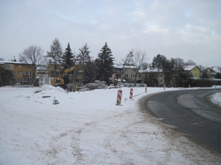 Nowa pętla autobusowa na Sławinie wyłania się spod ziemi. Prace trwają pomimo śniegu i mrozu. Zobacz zdjęcia