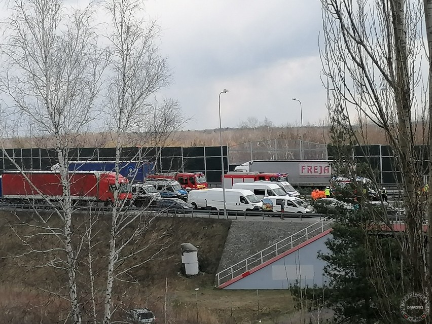 WYPADEK W ZABRZU. Zderzenie 3 samochodów osobowych. Na miejscu interweniował helikopter pogotowia ratunkowego