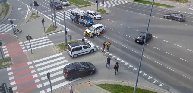 Zderzenie trzech samochodów na Alei IX Wieków Kielc.