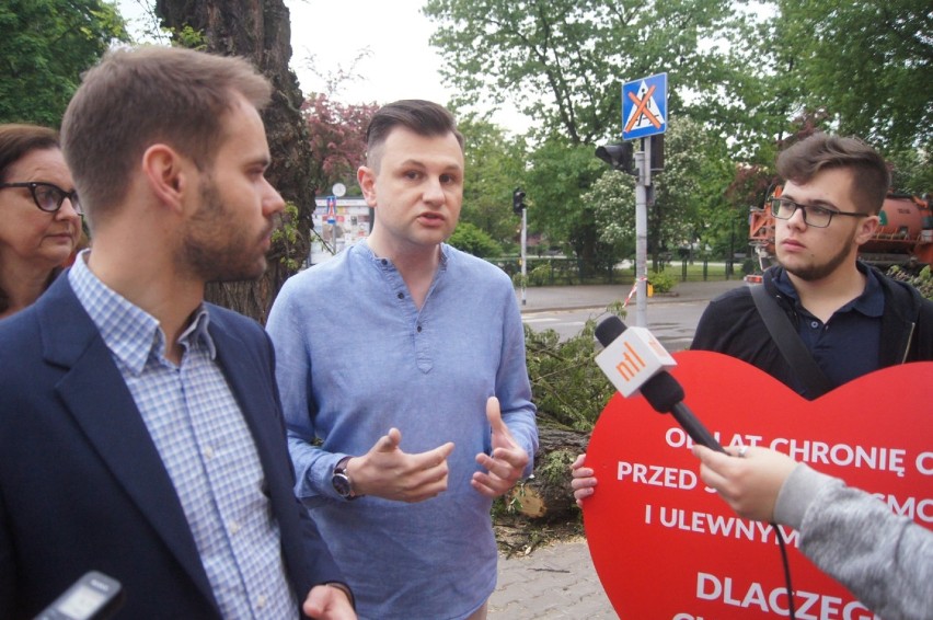 Protest przeciwko wycince drzew w Radomsku. Dawid Wawryka i...