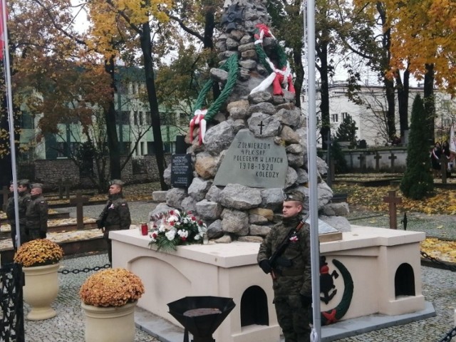 O godzinie 11.45 odbędzie się symboliczne złożenie wiązanek przez starostę sandomierskiego i burmistrza Sandomierza przed Pomnikiem 2 Pułku Legionów na Cmentarzu Katedralnym w Sandomierzu .