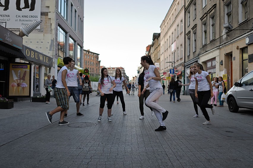 Taneczny flash mob Heart Fashion na Półwiejskiej [zdjęcia]