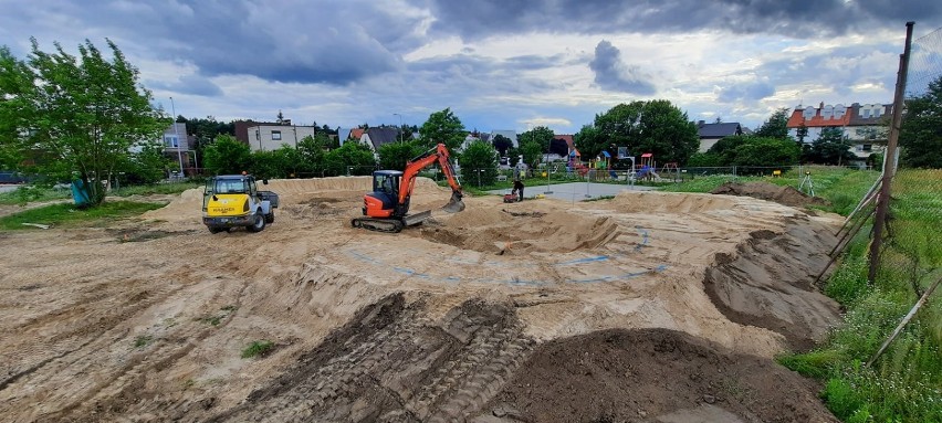 Na Miedzyniu w Bydgoszczy trwa budowa pumptracku, czyli...