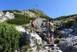 Kolejki w Tatrach. Zatory tworzą się na szlakach wysokogórskich. Królują tutaj Rysy i Giewont