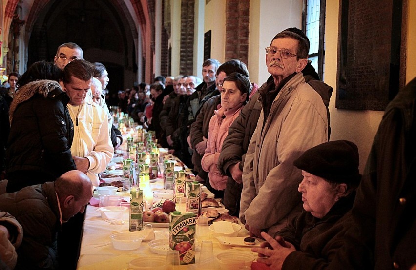 Wigilia dla bezdomnych i potrzebujących u ojców franciszkanów w Krakowie