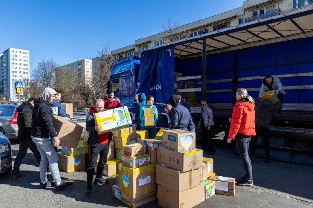 Z Bydgoszczy wyjechał transport darów, w tym leków, materiałów opatrunkowych, żywności i ubrań, który trafi do szpitala wojskowego we Lwowie. Załadunek odbywał się, m.in. przy Szkole Podstawowej nr 32