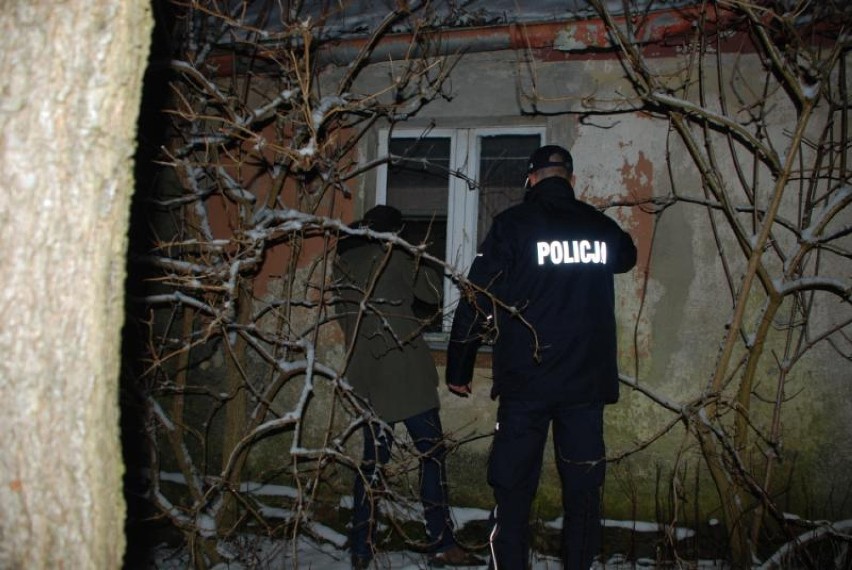 Liczenie osób bezdomnych w Kartuzach - policjanci sprawdzali, ile osób żyje bez dachu nad głową
