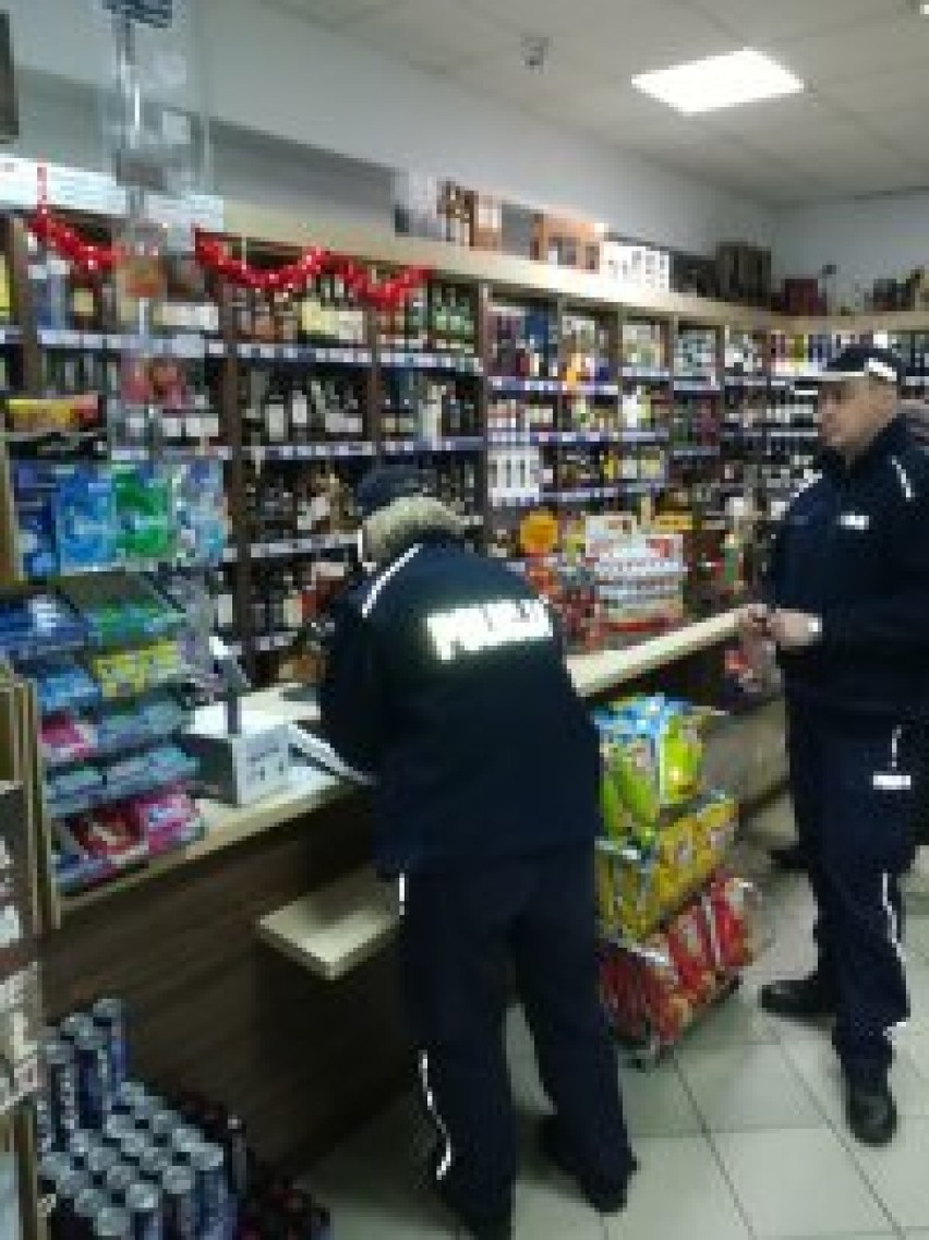 Policjanci kontrolują sklepy pod kątem sprzedaży alkoholu...