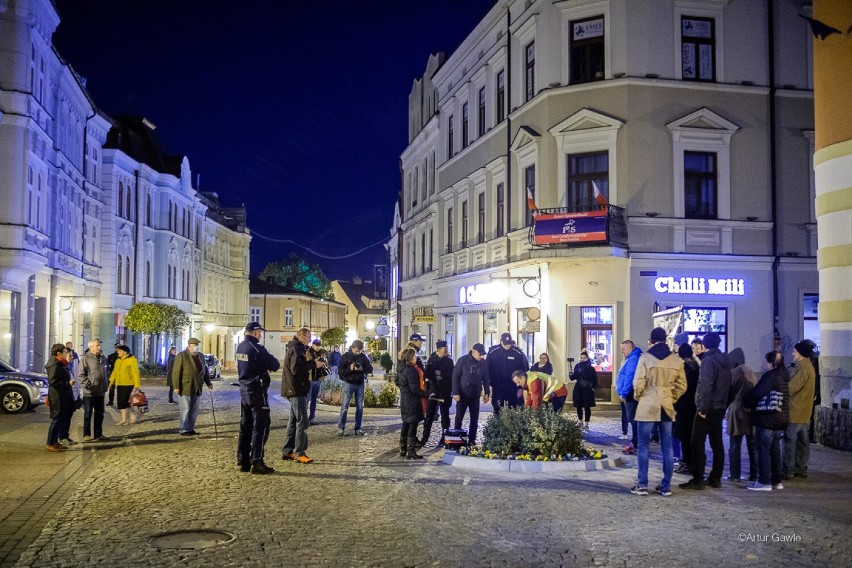 Tarnów. Pikieta Strajku Kobiet kontra Publiczny Różaniec na ulicy Wałowej. Tłumów nie było [ZDJĘCIA]