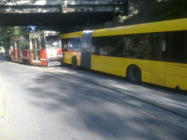 Zderzenie autobusu z tramwajem