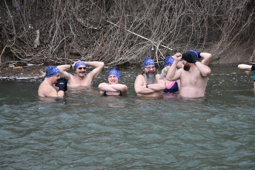 Gorlice. Dyngusowa kąpiel Morsów Ziemi Gorlickiej. To, że powietrze ma dodatnią temperaturę wcale nie oznacza, że woda też ciepła [ZDJĘCIA]