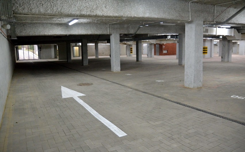 Parking podziemny w KUL tylko dla pracowników (FOTO)