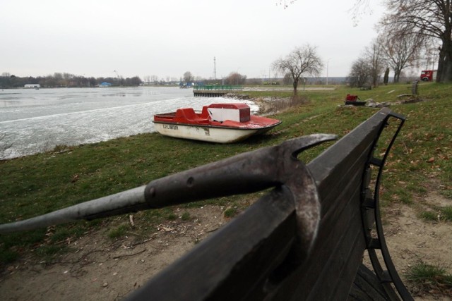 Kiedy strażacy uporali się z jednym zagrożeniem, po drugiej stronie zbiornika wodnego zobaczyli mężczyznę, który wypadł z łódki.