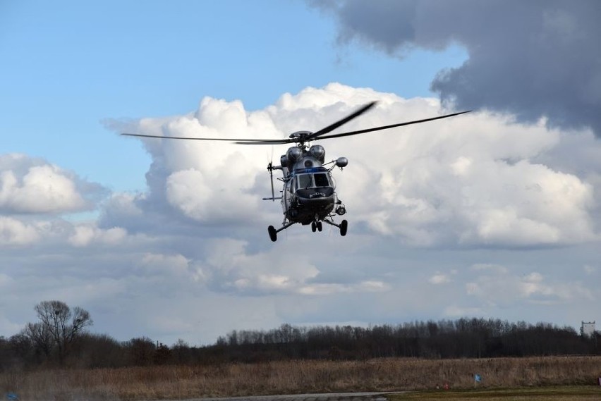 Helikopter policyjny krąży po szczecińskim niebie. “Sokół” przyciąga uwagę mieszkańców