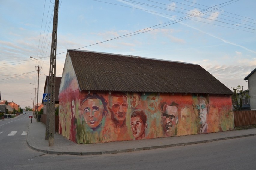 Pokłon historii i bohaterom. Mural w Wiźnie.