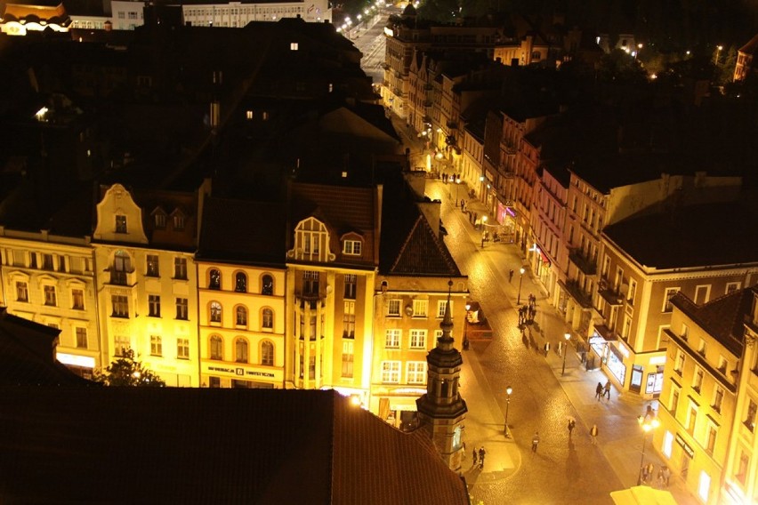 Fragment Starego Rynku z ulicą Chełmińską w tle.