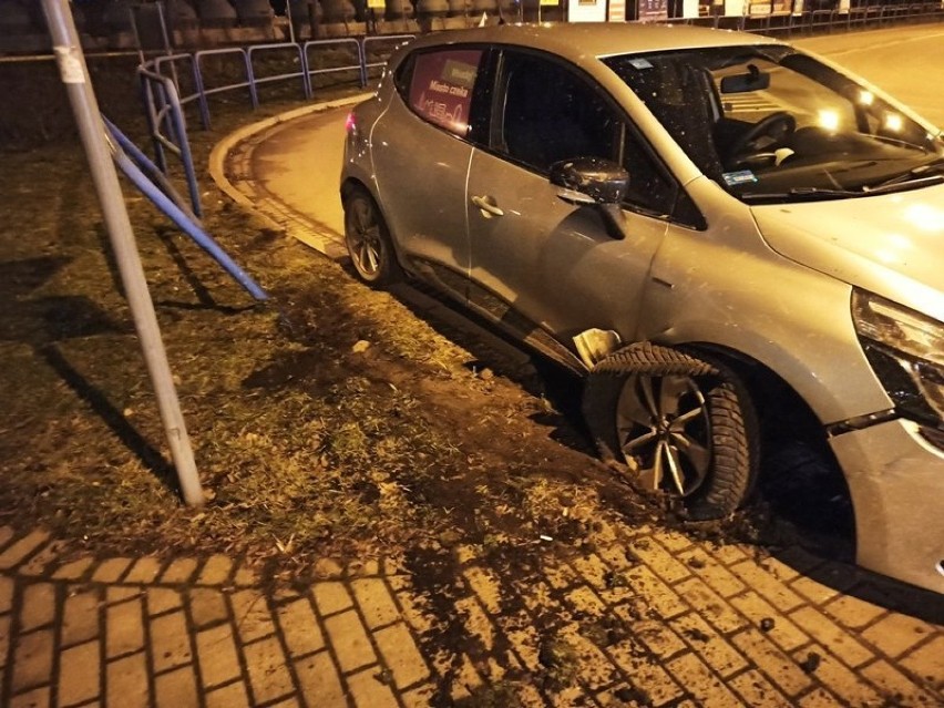 Nietrzeźwy mieszkaniec Wejherowa uderzył wypożyczonym samochodem w barierki [ZDJĘCIA]