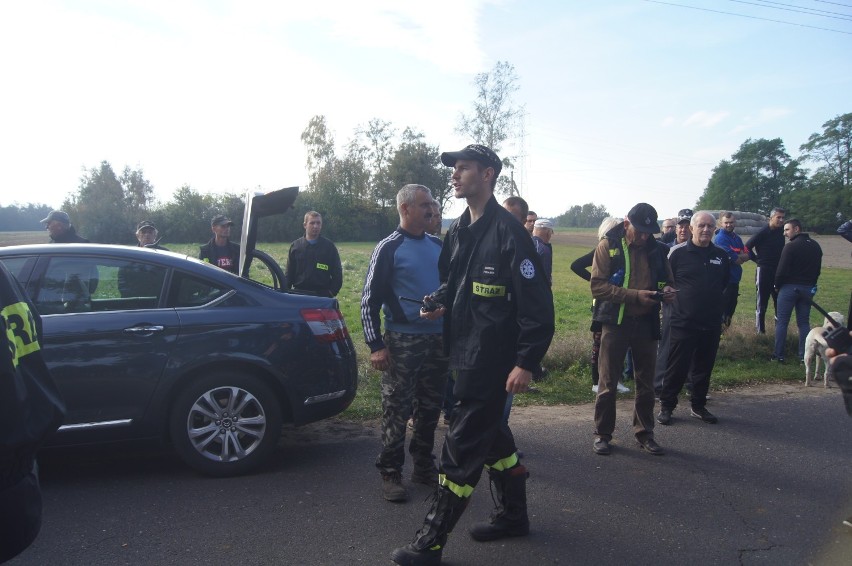 Ponad 200 mieszkańców, rodzina, strażacy, policjanci i wójtowie szukało  mieszkańca Kolonii Strobin. Znaleziono jego zwłoki[FOTO, FILM]