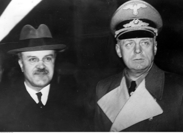 Sowiecki komisarz ludowy Wiaczesław Mołotow (z lewej) u niemieckiego ministra spraw zagranicznych Joachima von Ribbentropa. Zdjęcie z listopada 1940 roku.