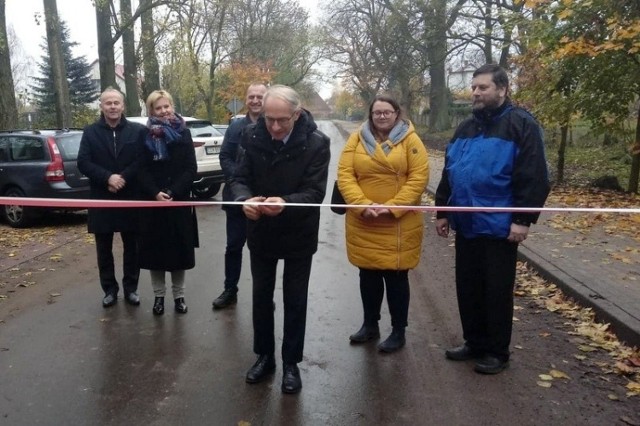 Zakończenie rozbudowy i  przebudowy dróg gminnych:  Trzebcz Szlachecki - Stablewice i Trzebcz Szlachecki - Wieś zakończyło symboliczne przecięcie wstęgi przez wójta Mieczysława Misiaszka