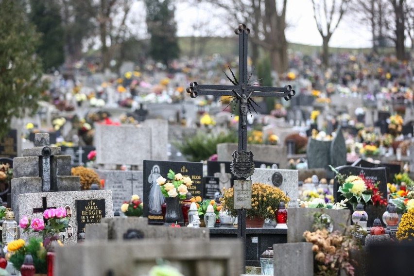 Przepełnione cmentarze w Krakowie. Nie będzie gdzie chować zmarłych?