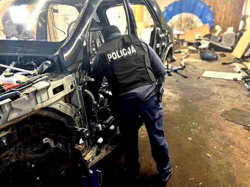 Policjanci odzyskali luksusowego mercedesa i rozbili dziuplę paserską ZDJĘCIA