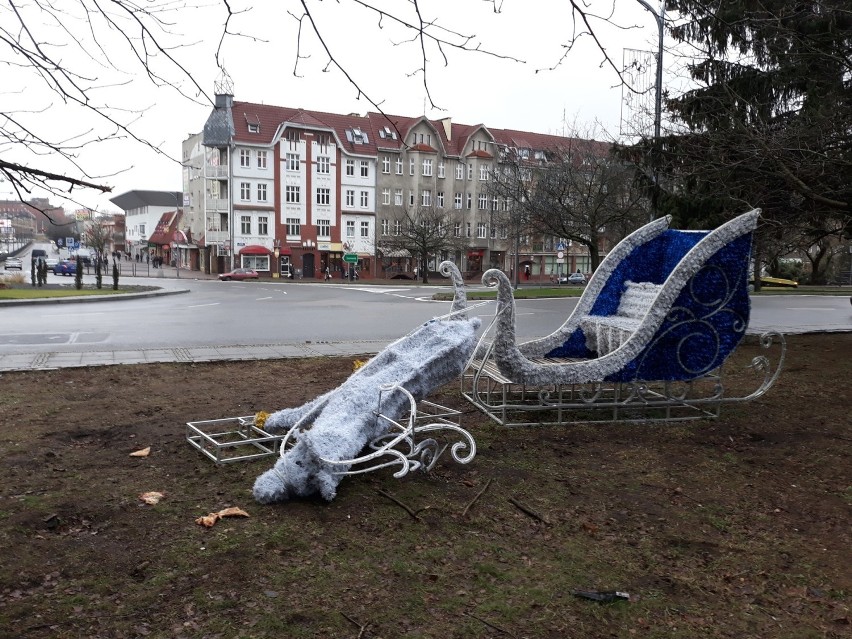 Renifer jest ozdobą świąteczno-noworoczną w centrum...