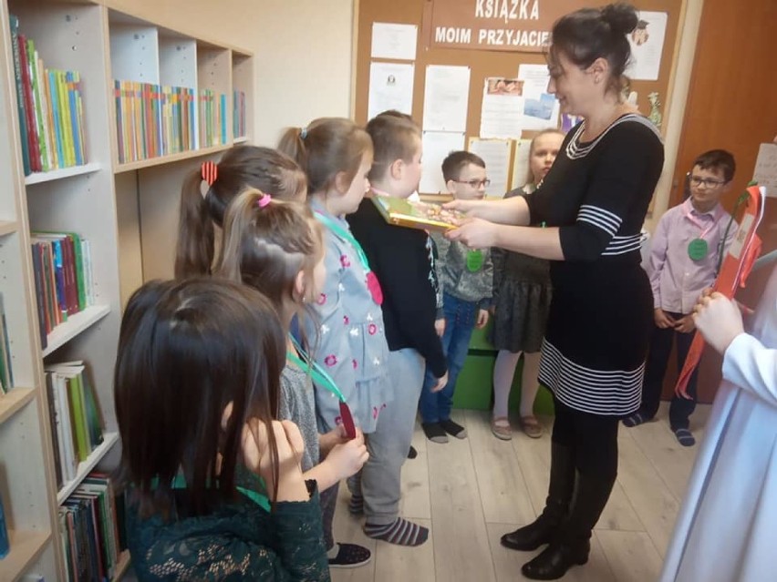 Pierwszoklasiści ze szkoły w Sieńcu pasowani na czytelników[FOTO]