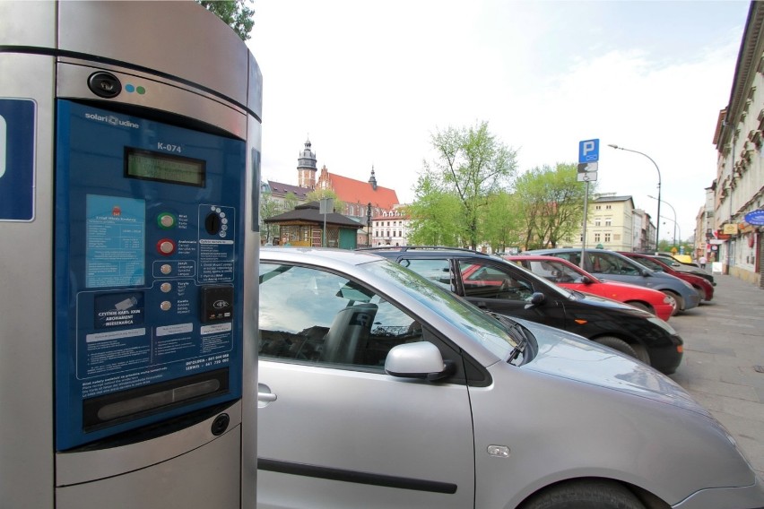 Kraków. Wojewoda: Strefa parkowania nadal niezgodna z prawem. ZIKiT: Wszystko przez pogodę