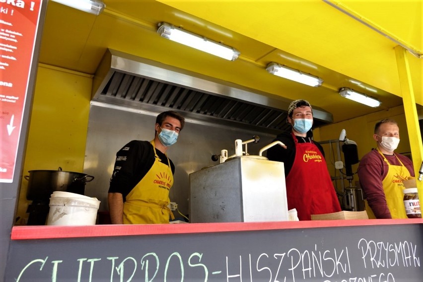 Leszno. Nowy Rynek tętni życiem. Festiwal Smaków Food Trucków zagościł do Leszna. Wielka plenerowa impreza [ZDJĘCIA]