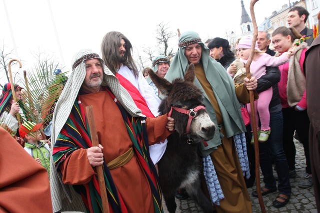 W niedzielę palmową w Piotrkowie pojawi się Jezus na osiołku&#8233;