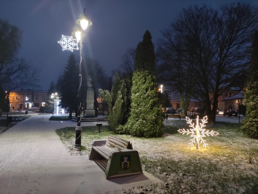 Gołańcz. Świąteczne iluminacje rozbłysły na Rynku w Gołańczy. Zobacz zdjęcia 