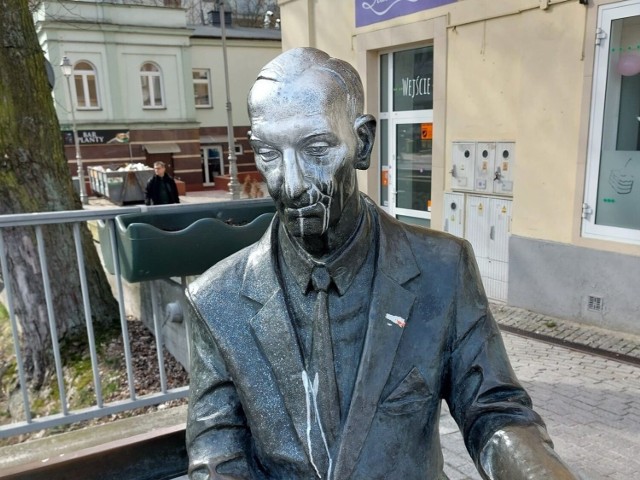 Pomnik Jana Karskiego w Kielcach został pomalowany srebrną farbą. Do zdarzenia najprawdopodobniej doszło w nocy z soboty na niedzielę.