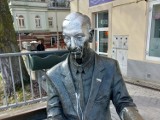 Pomnik Jana Karskiego w Kielcach oblany srebrną farbą. Policja szuka sprawcy aktu wandalizmu. Grozi mu surowa kara