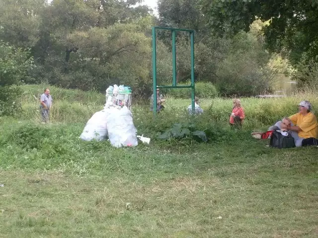 Na mstowskich błoniach jest co sprzątać po pątnikach