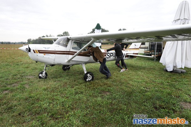 Krzysztof Wieczorek lądował w Oleśnicy z powodu złych warunków atmosferycznych