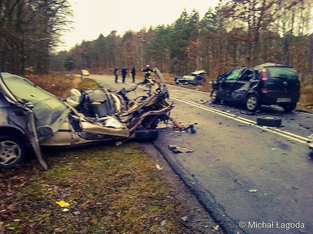 Około godz. 12.50 na drodze wojewódzkiej nr 137 między wsią Pieski i Międzyrzeczem zderzyły się trzy samochody osobowe. 

Zobacz również: Zielona Góra. Dramatyczny wypadek na drodze krajowej nr 27
