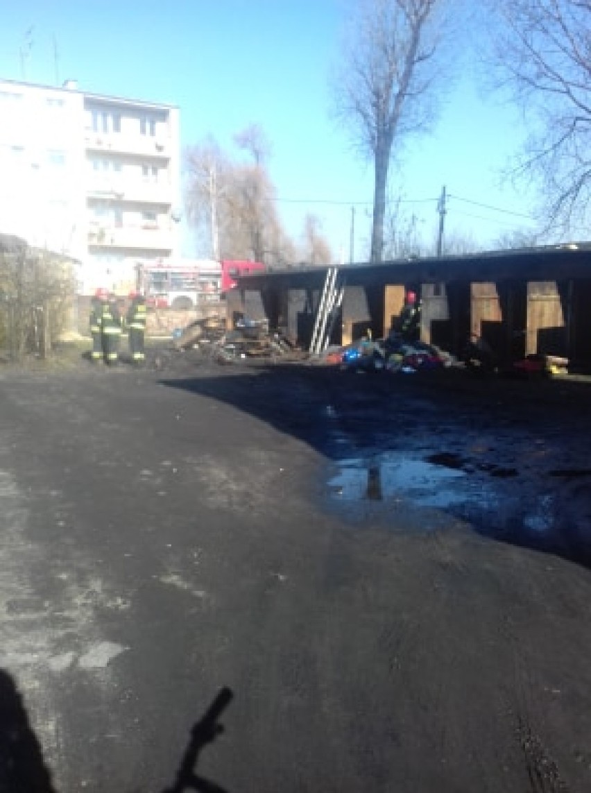 Pożar komórek przy ulicy Krakowskiej. Ogień gasiło 6 zastępów straży pożarnej 